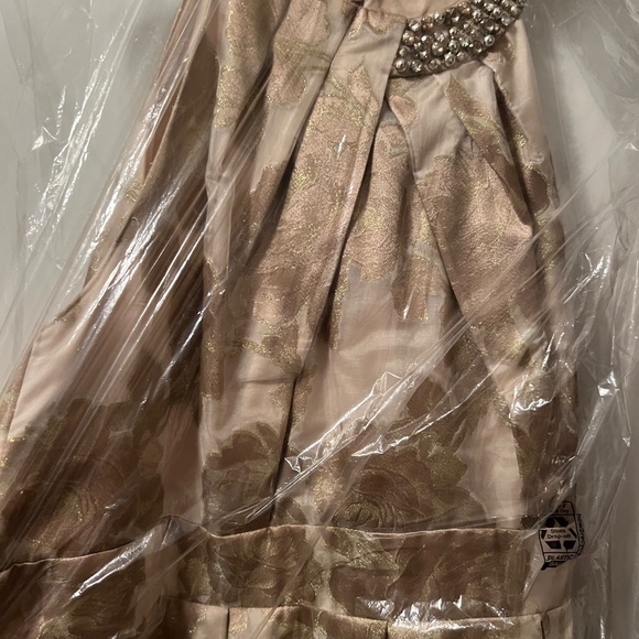 Beautiful cream and gold formal gown - Picture 2 of 4